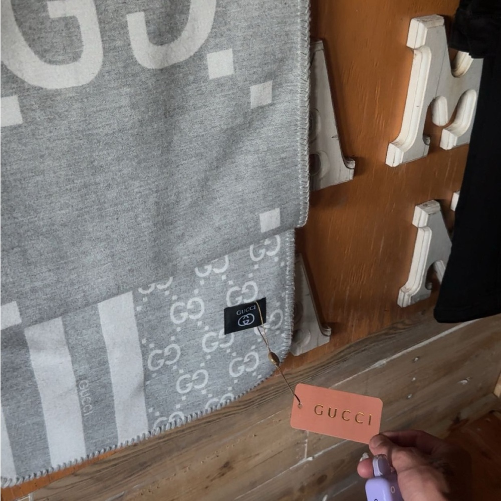 Gucci Light Gray GG Scarf - Picture 2 of 3